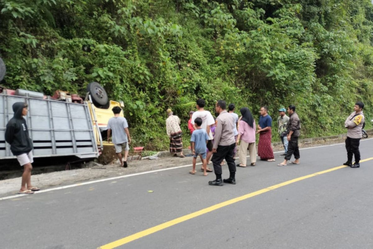 Truk muatan kelapa terguling di tanjakan Lempeng Bajur Desa Sajang