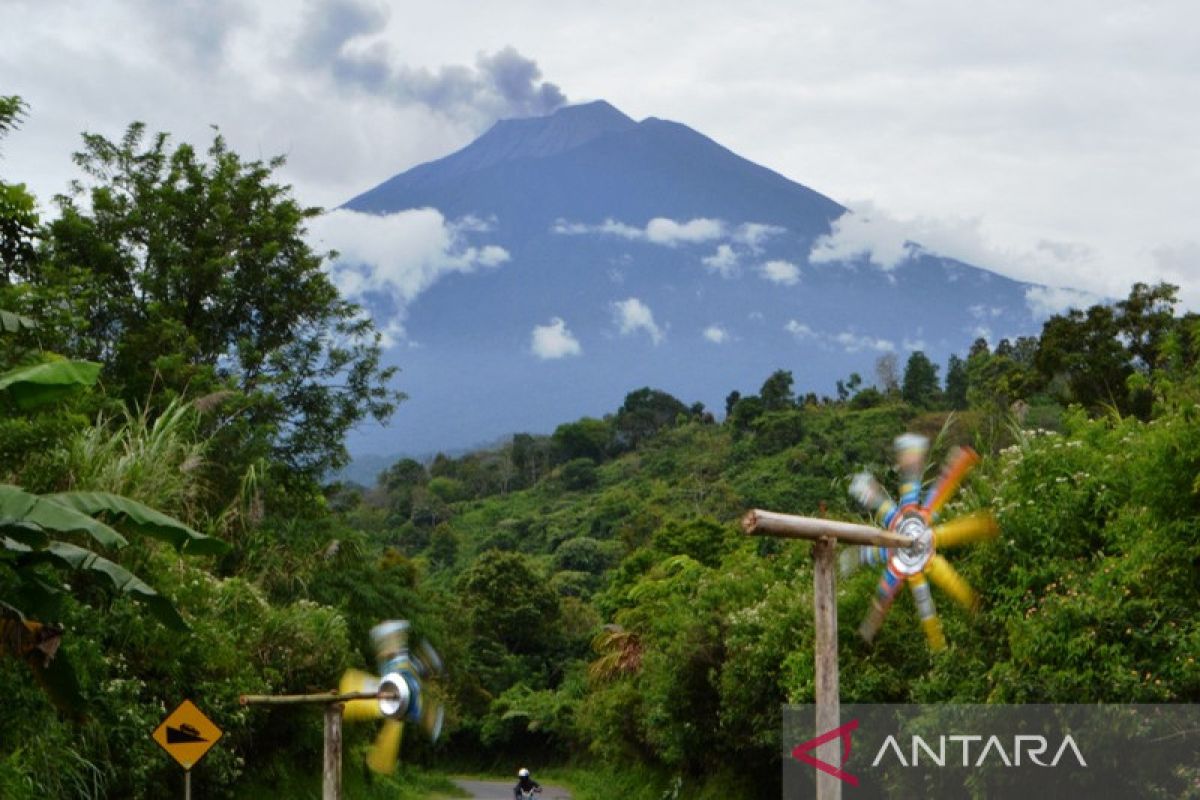 Gunung Kerinci  semburkan abu vulkanik 600 meter