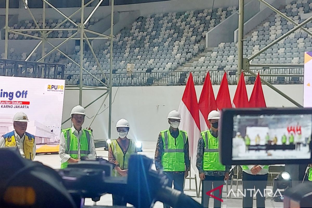 Presiden Jokowi melakukan "topping off" Indoor Multifunction Stadium GBK