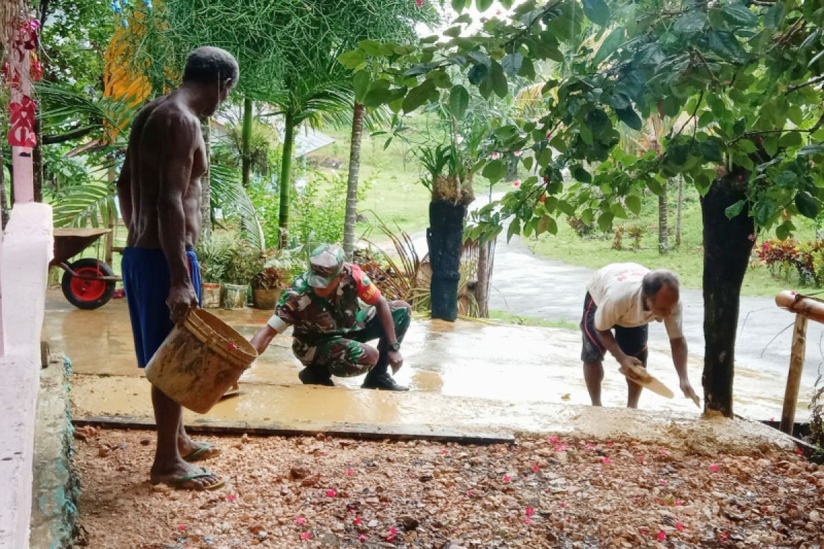 Koramil 1708-04/Supiori bersama warga lakukan pengecoran halaman rumah