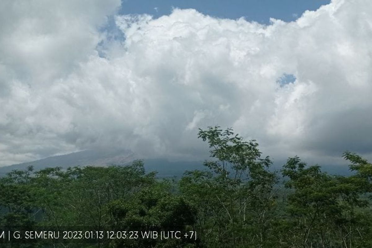 Gunung Semeru di Jawa Timur alami erupsi dengan ketinggian asap hingga 1.000 meter