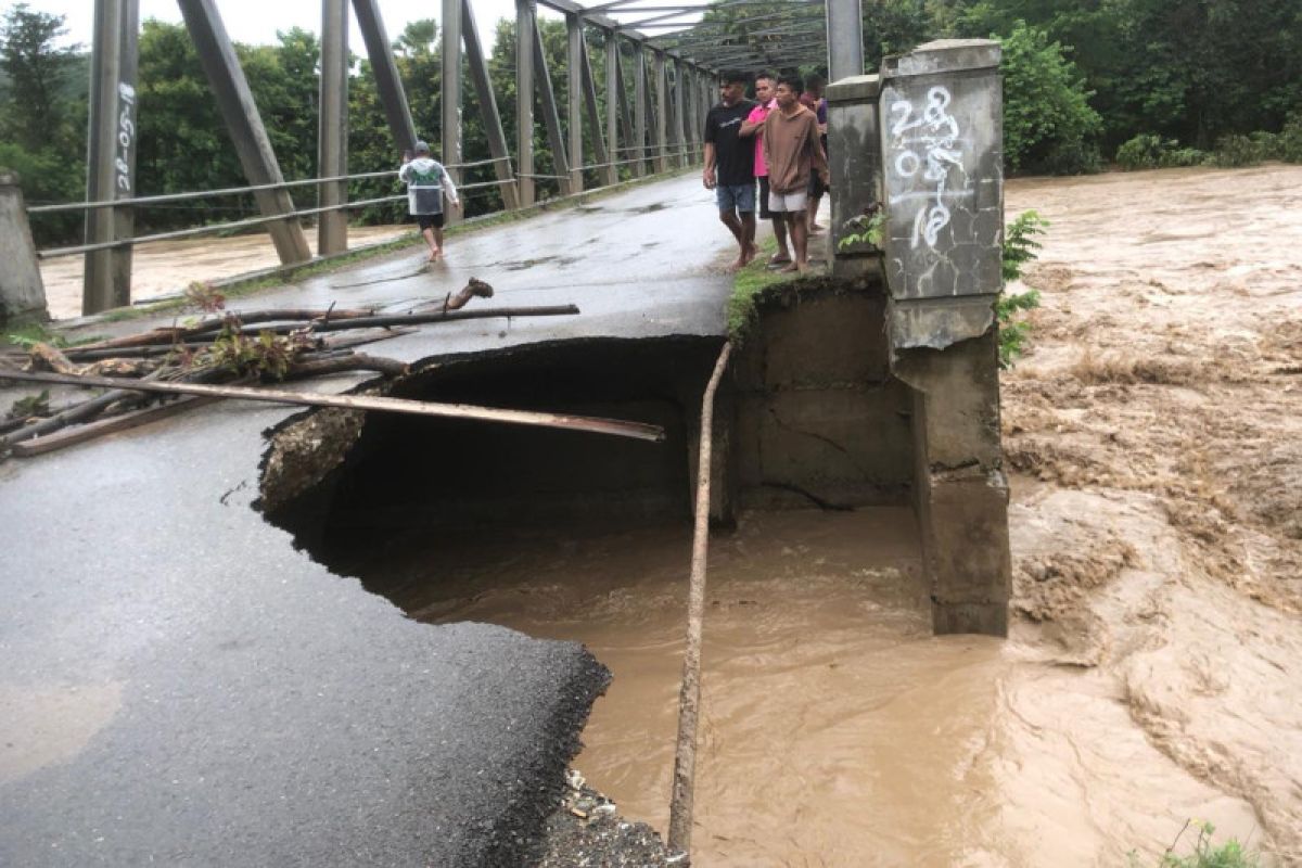 Empat jembatan di Kabupaten Kupang ambruk akibat banjir bandang