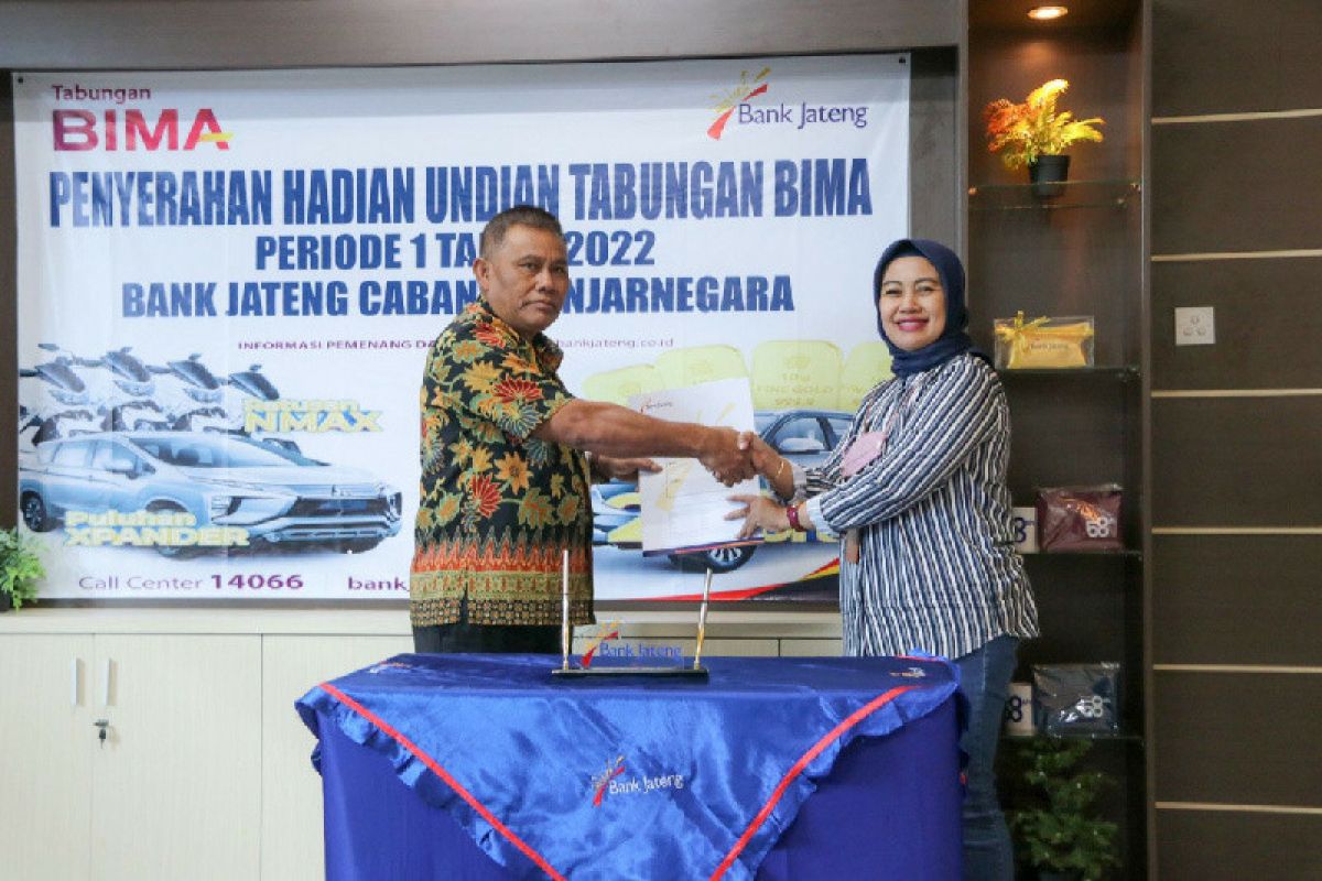 Bank Jateng Banjarnegara serahkan hadiah undian Tabungan Bima