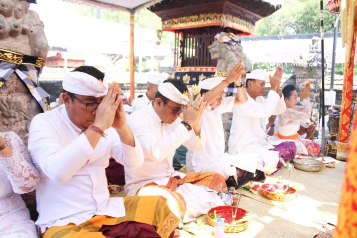 Pemkot Denpasar melaksanakan "bhakti pujawali" di Pura Sakenan