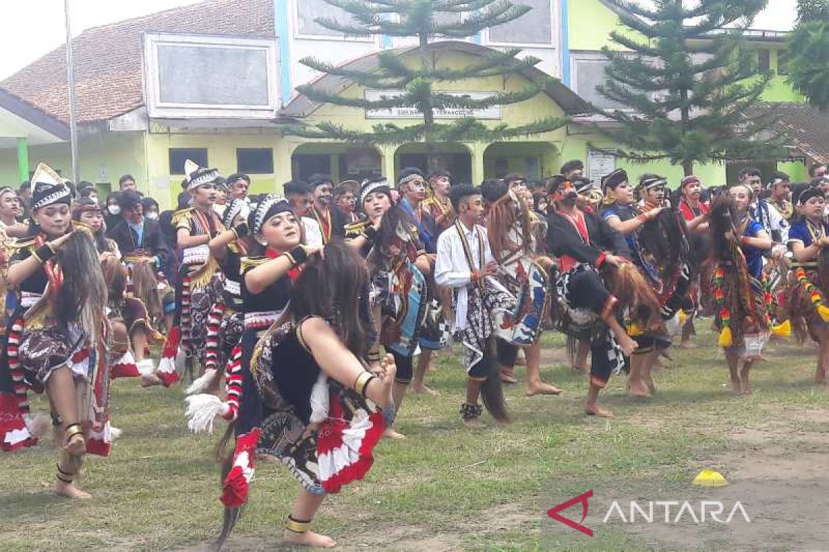 Meriah, ratusan siswa SMP di Temanggung menari jaran kepang