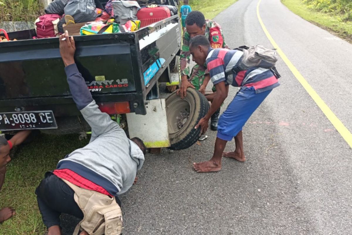 Koramil 1708-02/Biak Utara bantu supir ganti ban pecah