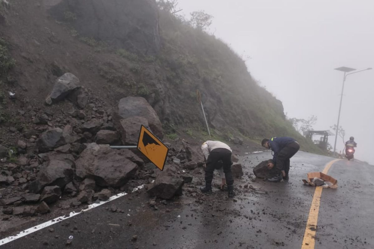 Batu besar tutupi setengah jalan Pusuk Sembalun, Waspada bagi pengendara!