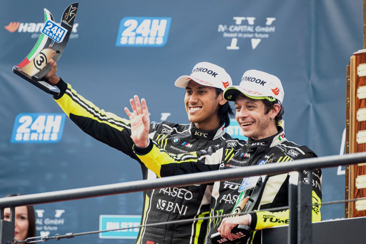 Sean Gelael tandai kerja bareng Valentino Rossi dengan podium