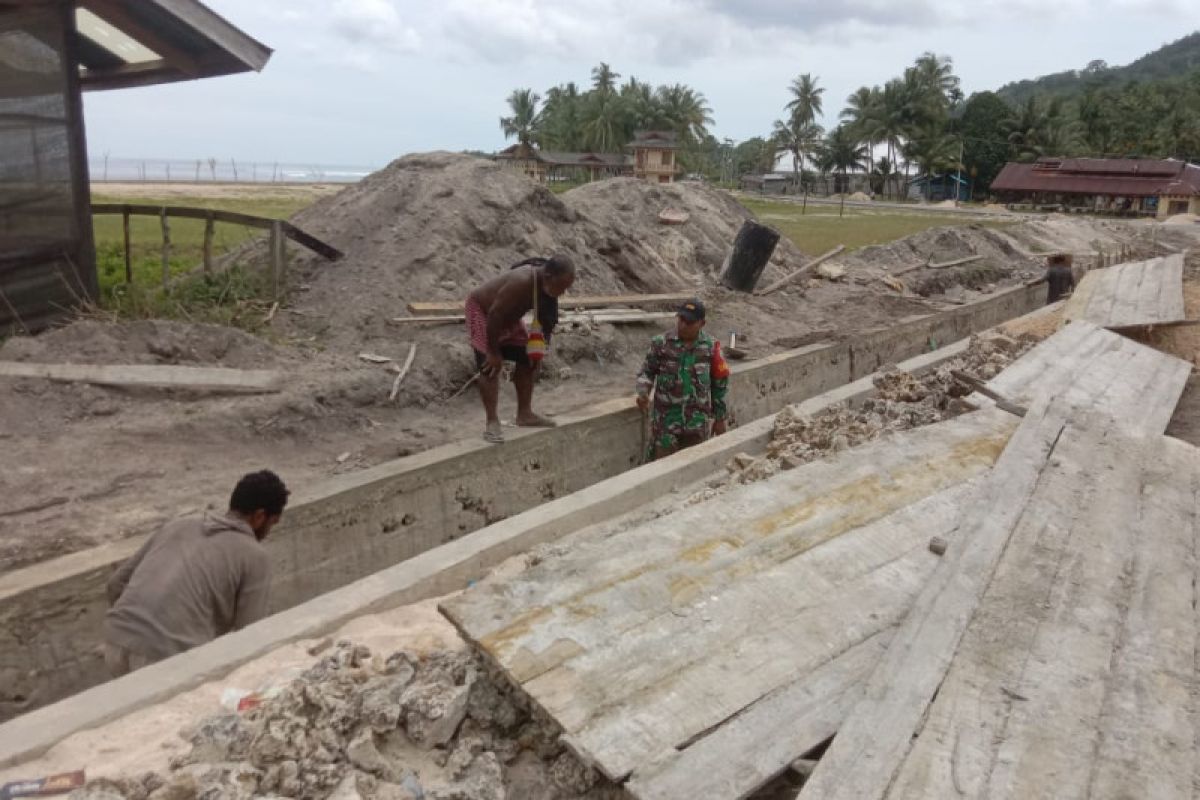 Koramil 1708-02/Biak Utara bantu warga buat parit mencegah banjir