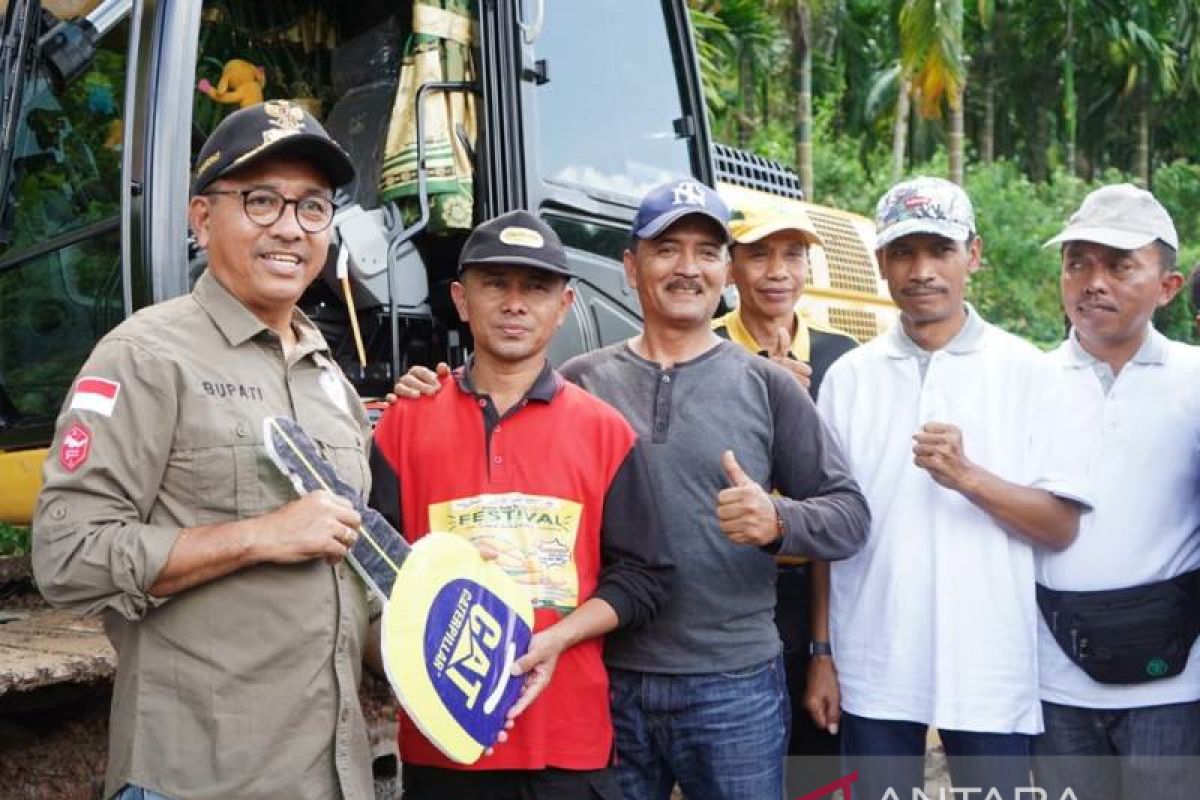 Melalui Satu Ekskavator Satu Kecamatan, Solok Selatan bangun jalan tani Sampu-Sungai Bayu