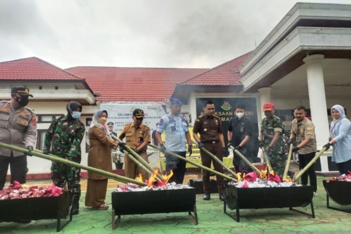 Kejari Dharmasraya musnahkan 542 dus rokok ilegal