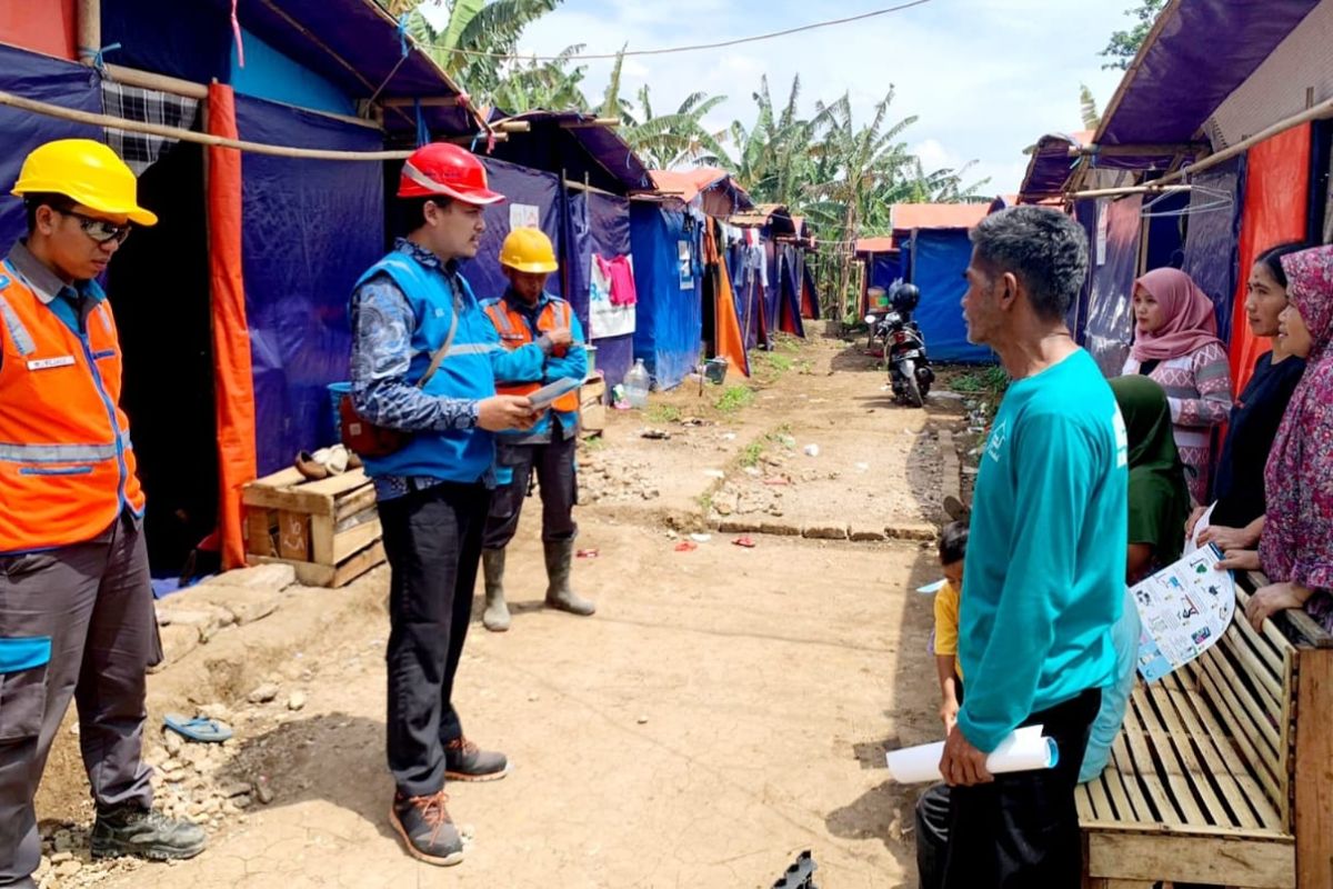 Dukung pemulihan Pascagempa Cianjur, PLN alirkan penyambungan listrik sementara di Huntara