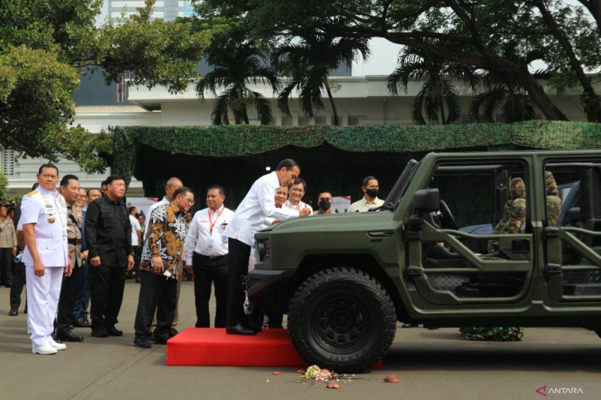 Presiden beri nama "Maung" kendaraan taktis produksi dalam negeri