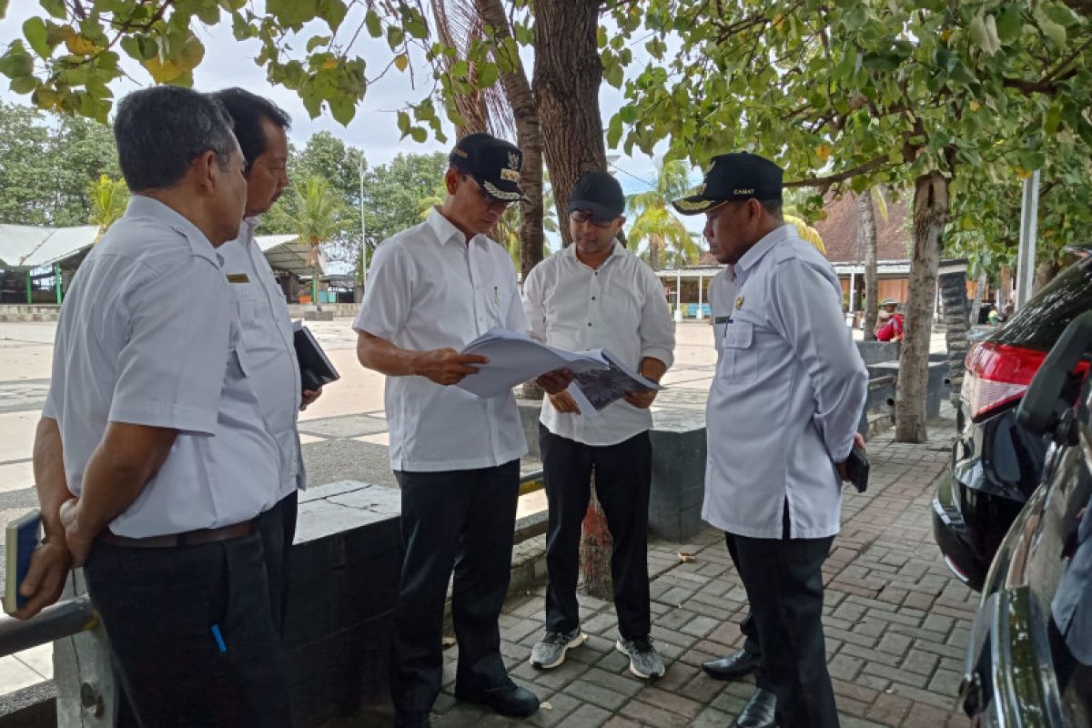 Pemerintah membuat tanggul "ban insang" cegah abrasi di Ampenan Mataram