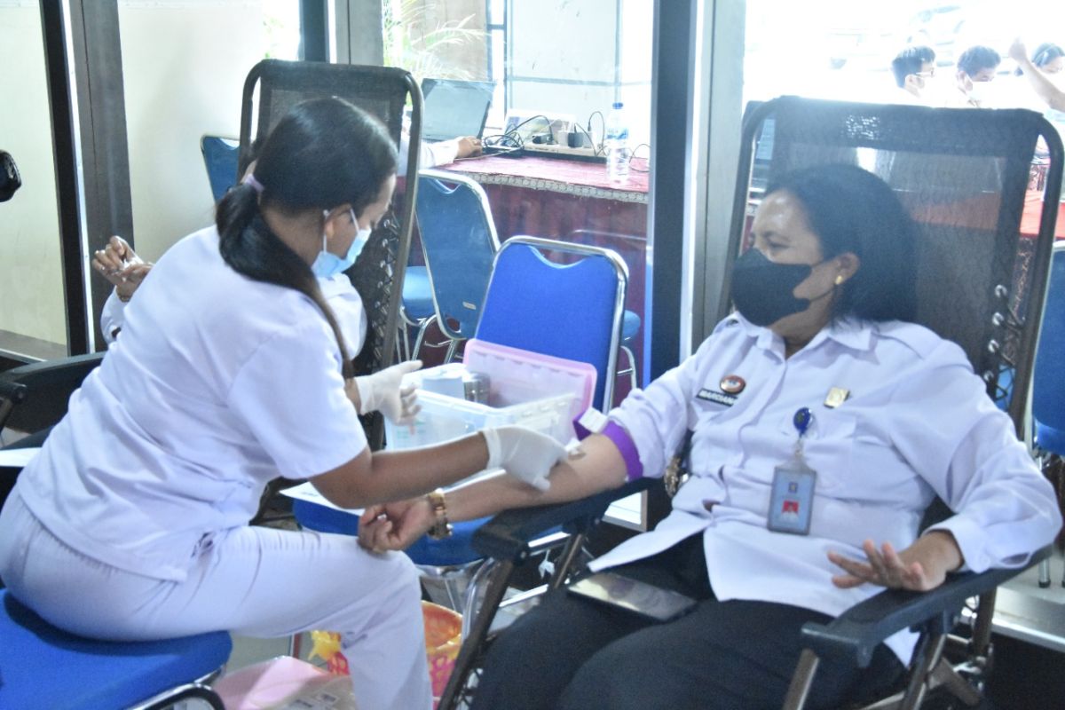 Kemenkumham NTT sumbangkan 80 katong darah dalam aksi donor darah