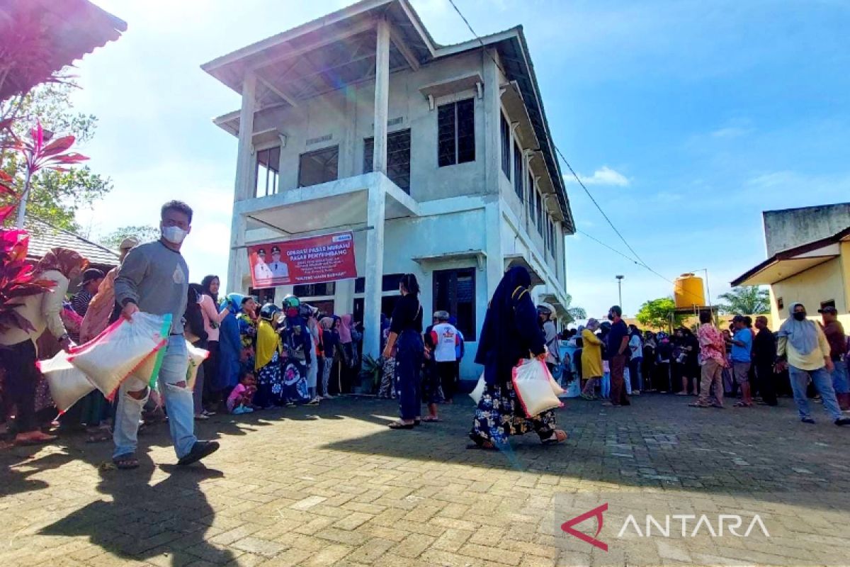 Pasar murah beras Pemprov Kalteng di Sampit diserbu warga