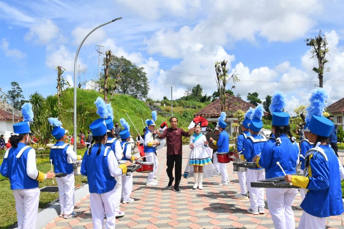 Atraksi pelajar SMA Lokon meriahkan peresmian bendungan oleh Presiden