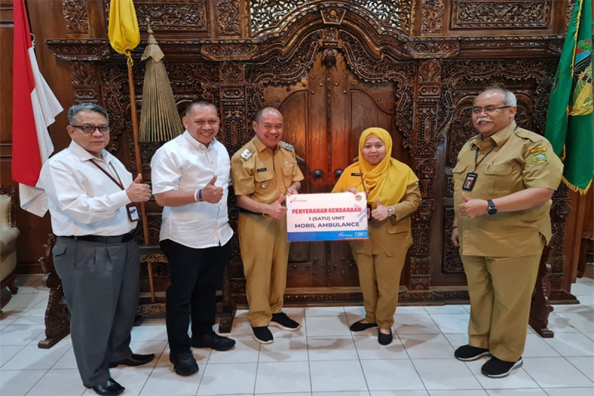 Bank Jateng serahkan satu unit ambulanceke RSUD Banyumas