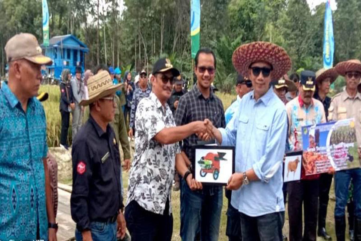 Bupati Barut serahkan bantuan alsintan ke poktan  enam kecamatan