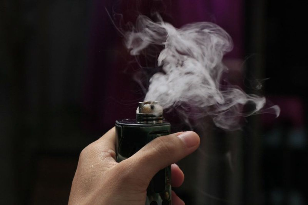 Vape lebih aman dibanding rokok konvensional? Begini penjelasan dokter