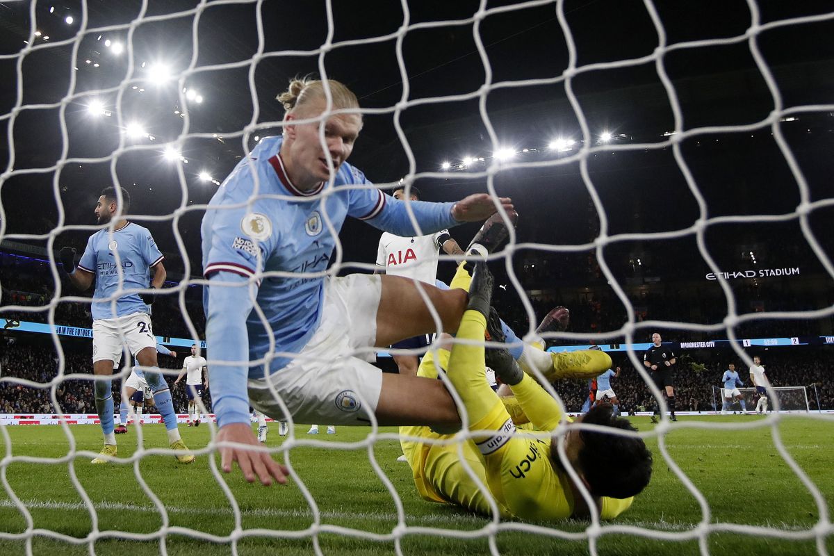 Manchester City balik taklukkan Spurs 4-2 untuk tempel ketat Arsenal