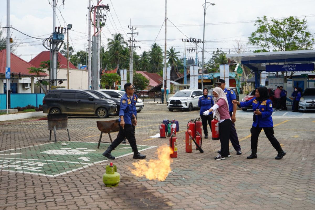 Peringati bulan K3 Nasional 2023, PLN Solok gelar pelatihan dan simulasi pemadaman kebakaran