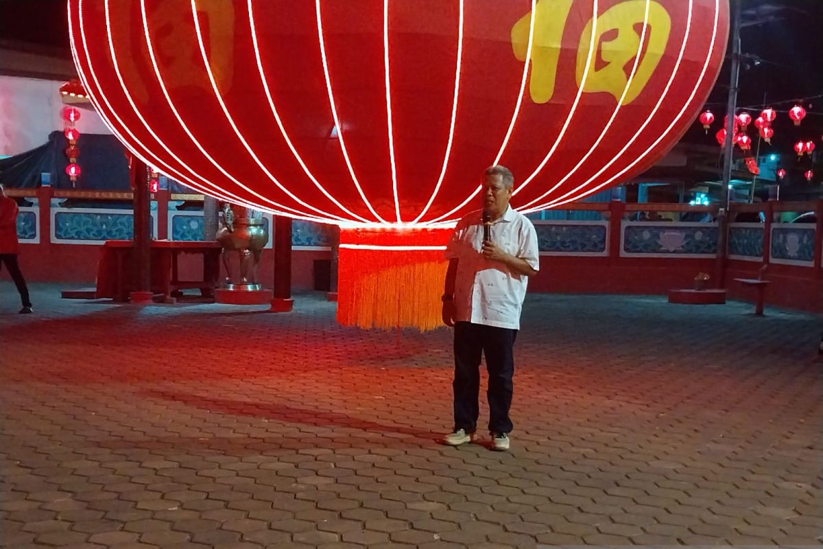 Lampion raksasa meriahkan Imlek di Kubu Raya