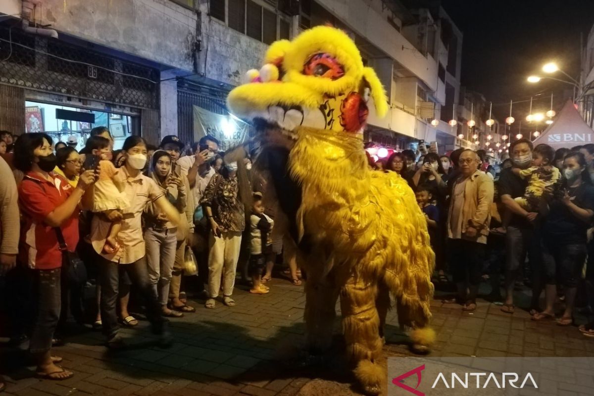 Barongsai hingga Kera Sakti meriahkan Pasar Semawis