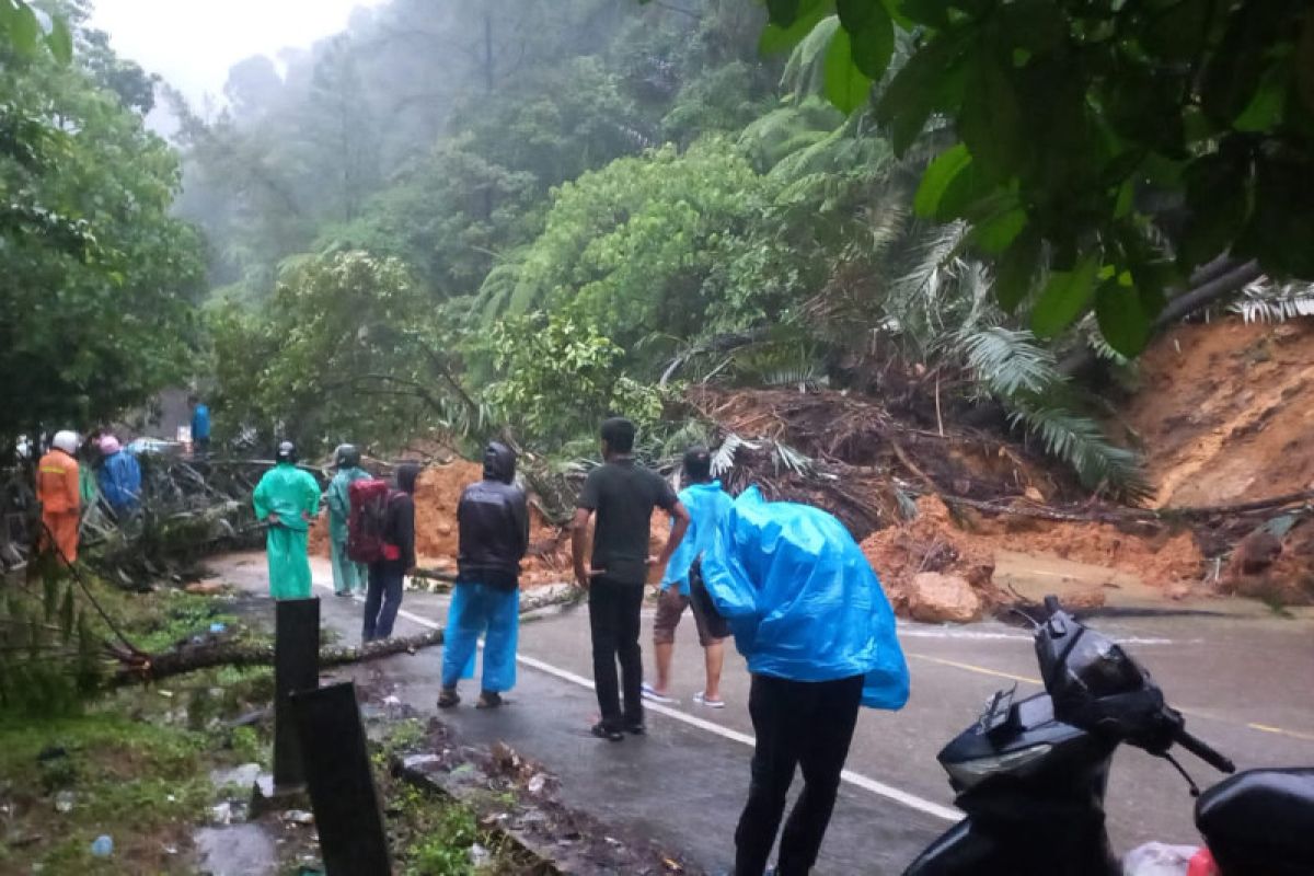 Jalur Padang - Solok ditutup karena longsor