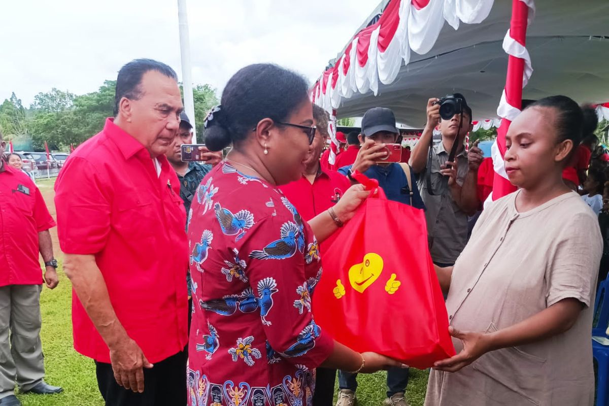 Ibu hamil dan anak di Biak Numfor mendapat makanan sehat