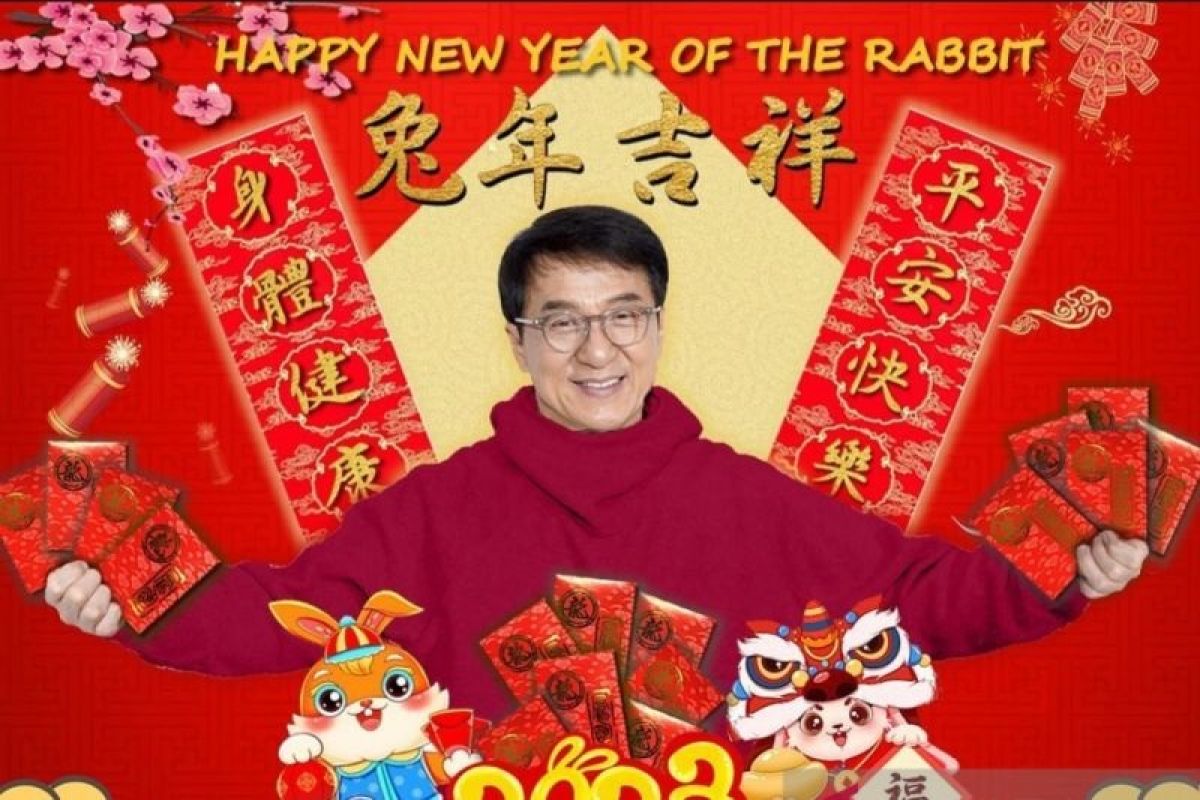 Pemain film bergenre laga legendaris Jackie Chan berbagi angpao