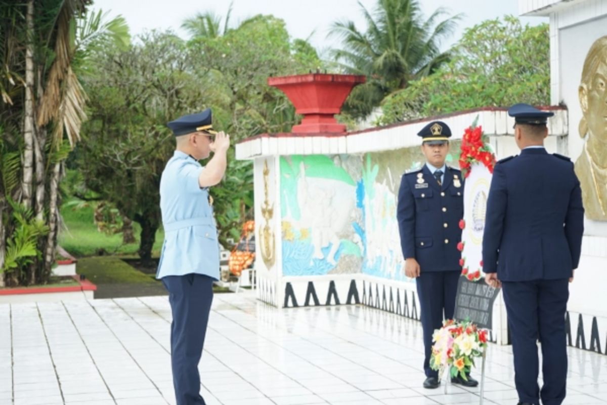 Kanwil Kemenkumham Sulut tabur bunga di TMP Kairagi