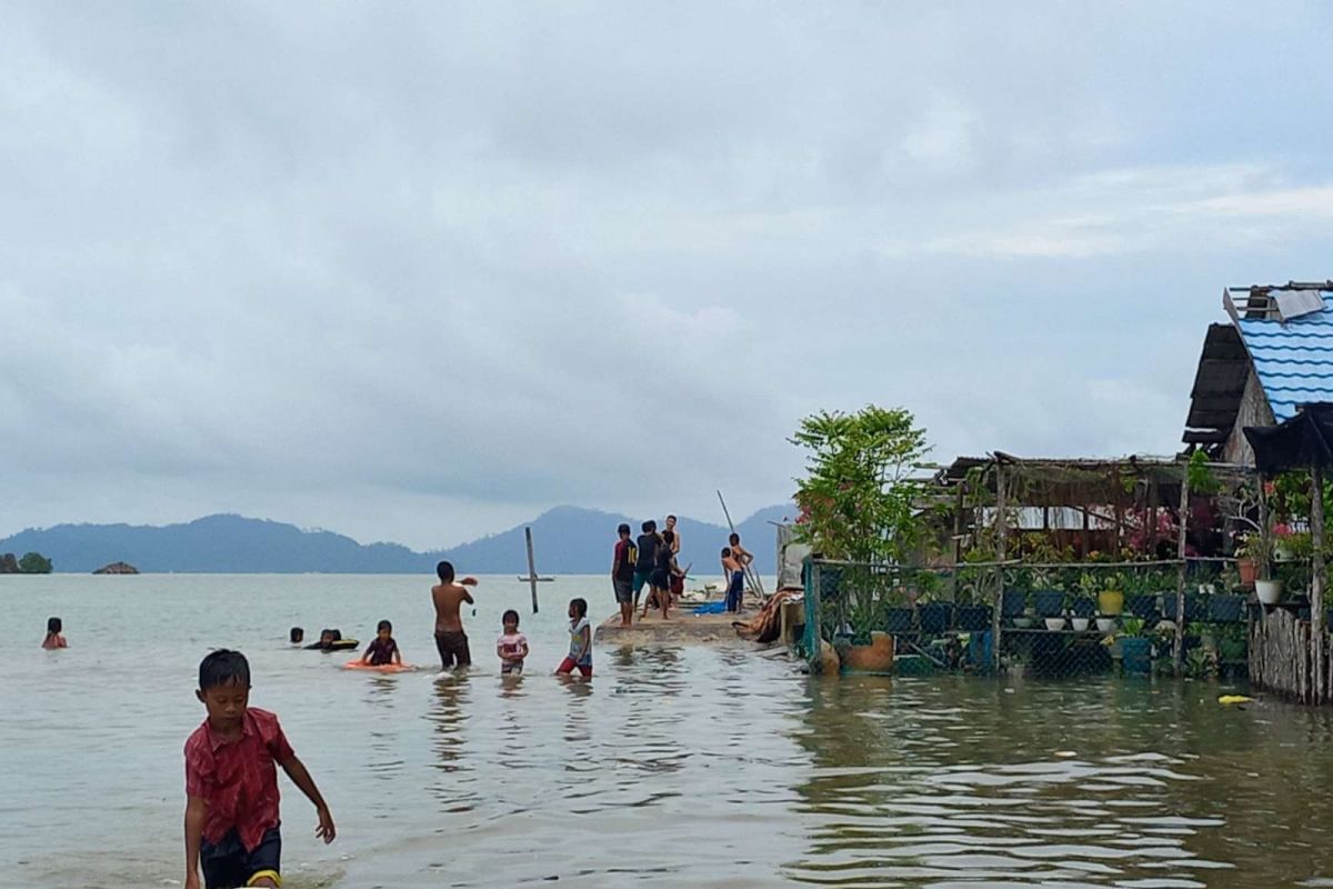 BPBD Kepri minta warga di pesisir pantau perkembangan cuaca ekstrem