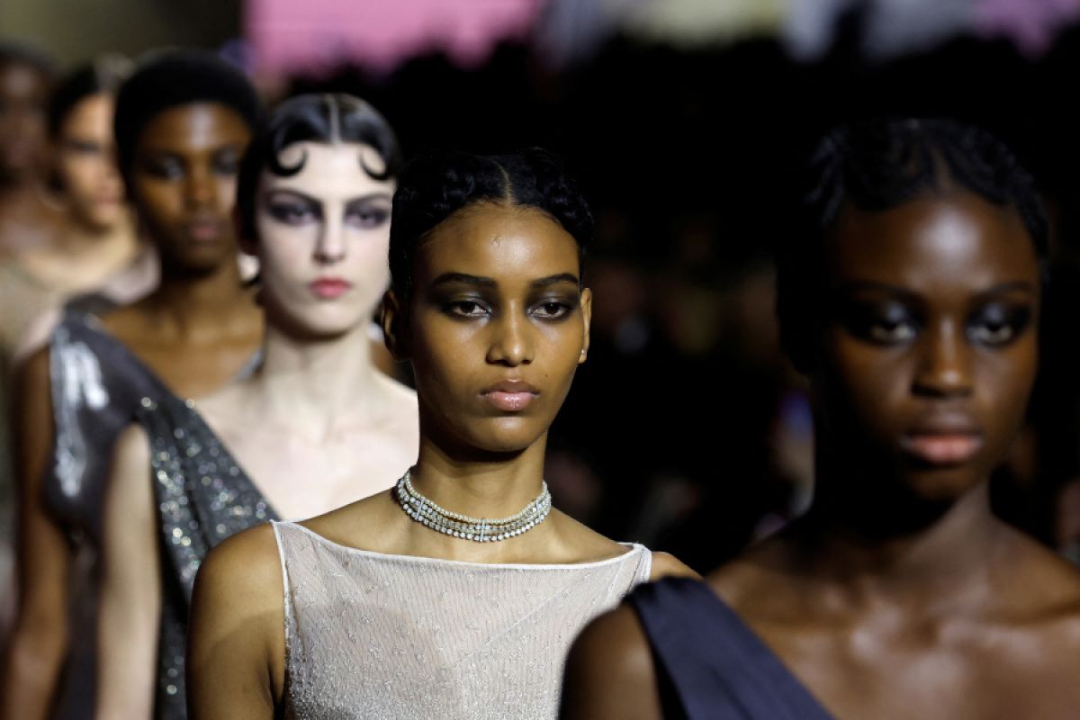 Terinspirasi Josephine Baker, Dior tampilkan pesona "haute couture"
