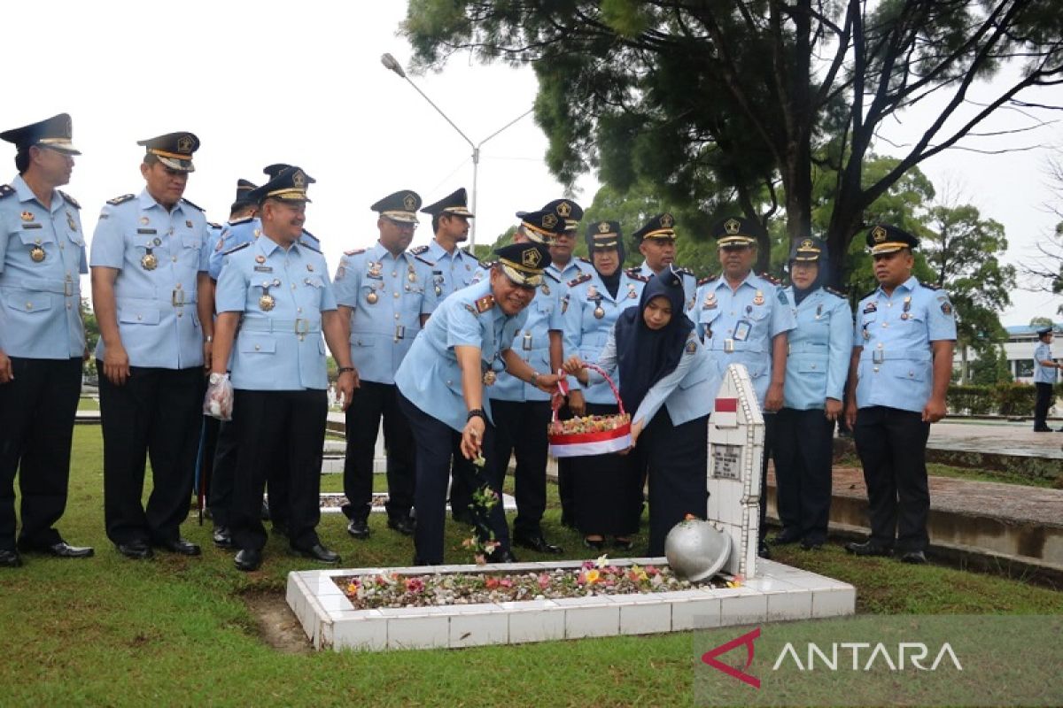 Kemenkumham Riau upacara tabur bunga peringati Hari Bhakti Imigrasi