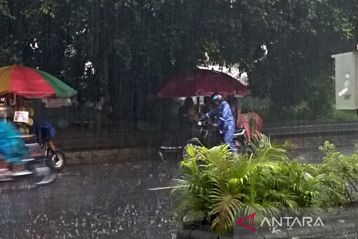 Jateng bagian selatan masih berpeluang mengalami hujan lebat