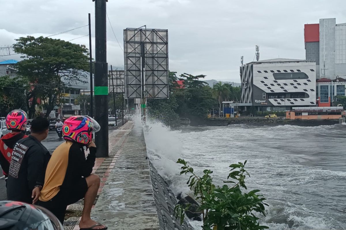 Stamar Bitung ajak warga waspadai gelombang tinggi Sangihe dan Talaud