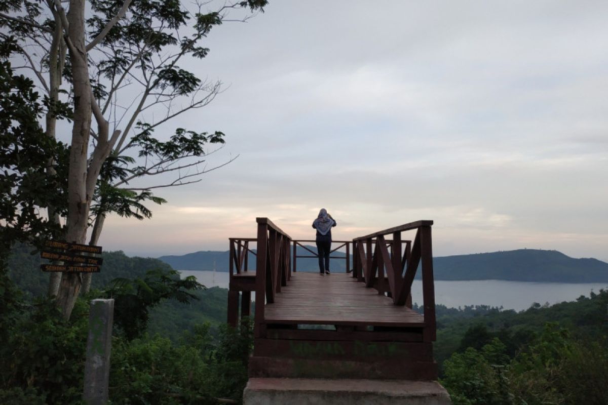 Sentuhan mahasiswa KKN Unram-Pokdarwis di obyek wisata Buwun Mas View