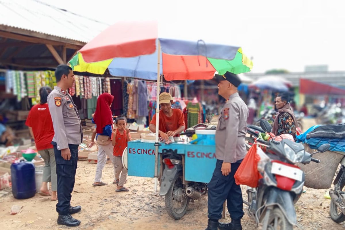 Jumat Curhat, Kapolsek Tanjung Raya dialog dengan pedagang alat pertanian