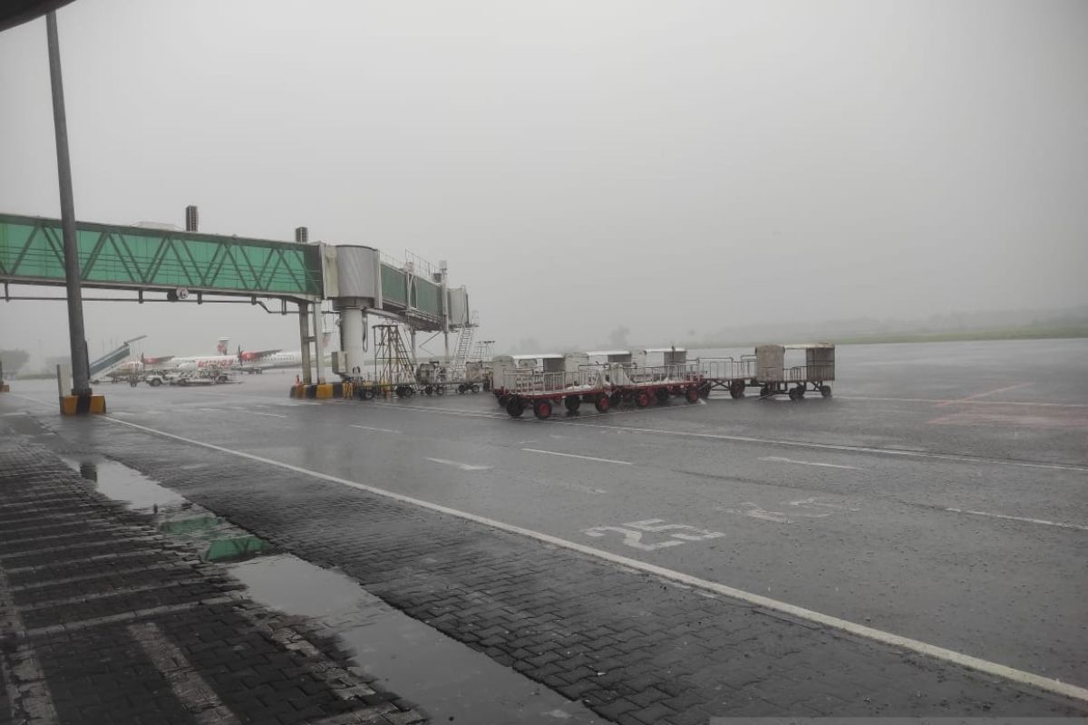 Cuaca buruk, penerbangan di Bandara Sam Ratulangi tertunda