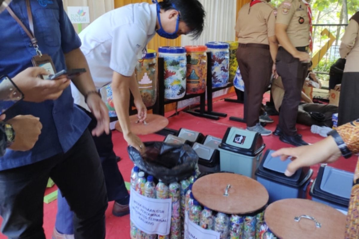 Lampung promotes reuse and refill system to reduce waste production