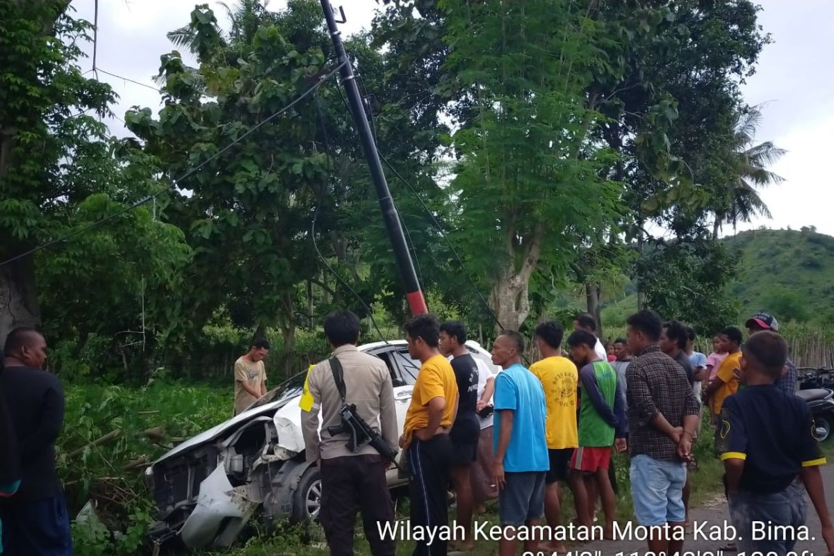 Diduga pengemudi mabuk miras, Mobil tabrak tiang listrik di Wilamaci Bima