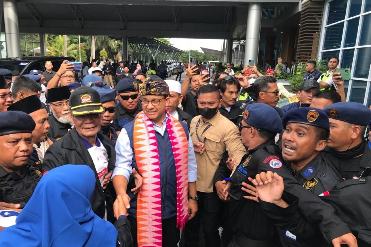 Ratusan kader dan relawan sambut Anies Baswedan di Bandara Lombok