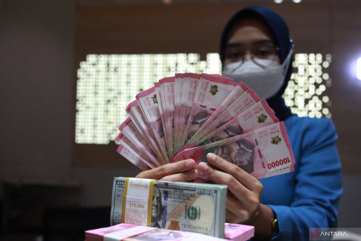 Nilai tukar rupiah merosot akibat kenaikan inflasi