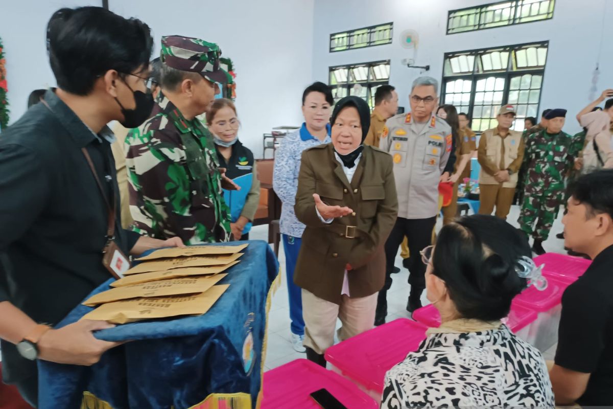 Mensos distribusikan bantuan bencana di Manado