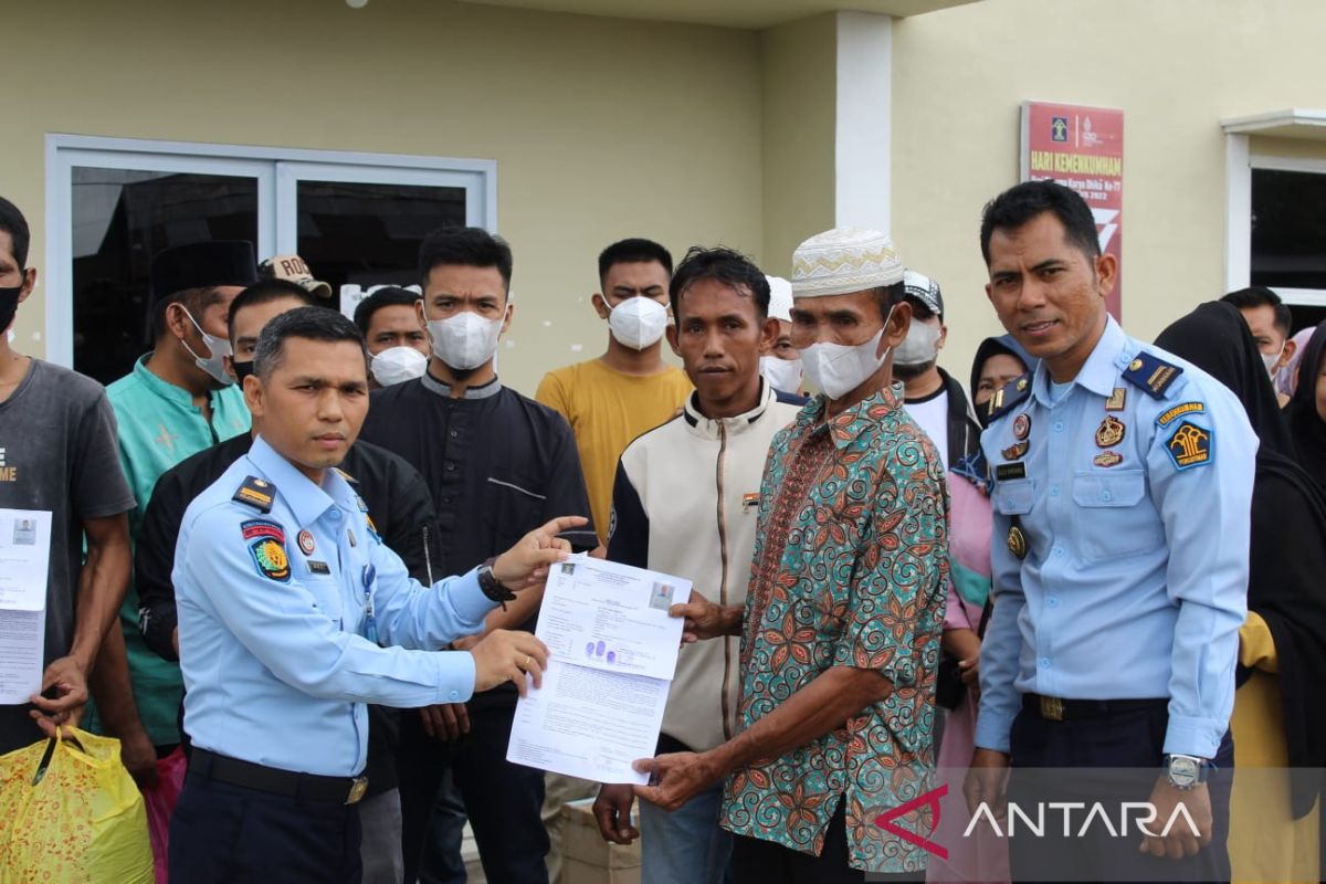 Asimilasi rumah diperpanjang, puluhan napi Lapas Selatpanjang dipulangkan