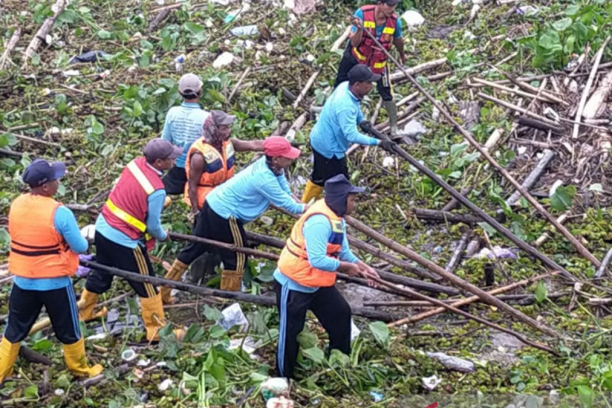 Pasukan "turbo" diturunkan dalam menangani sampah di Sungai Martapura