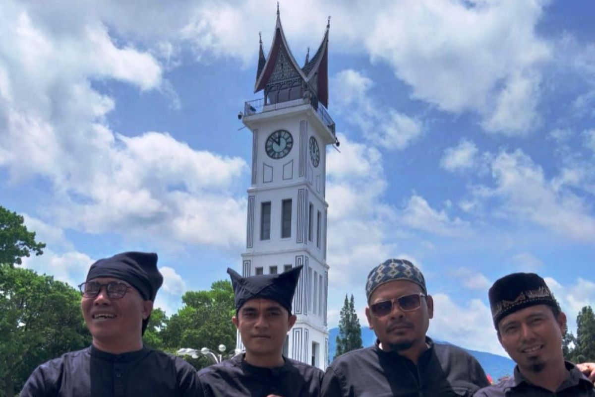 Penarik wisatawan, PKL di Taman Jam Gadang berdagang mulai mengenakan pakaian adat