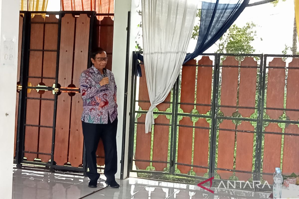 Mahfud MD mengunjungi Panti Asuhan Bantul menyampaikan pesan keberagamaan