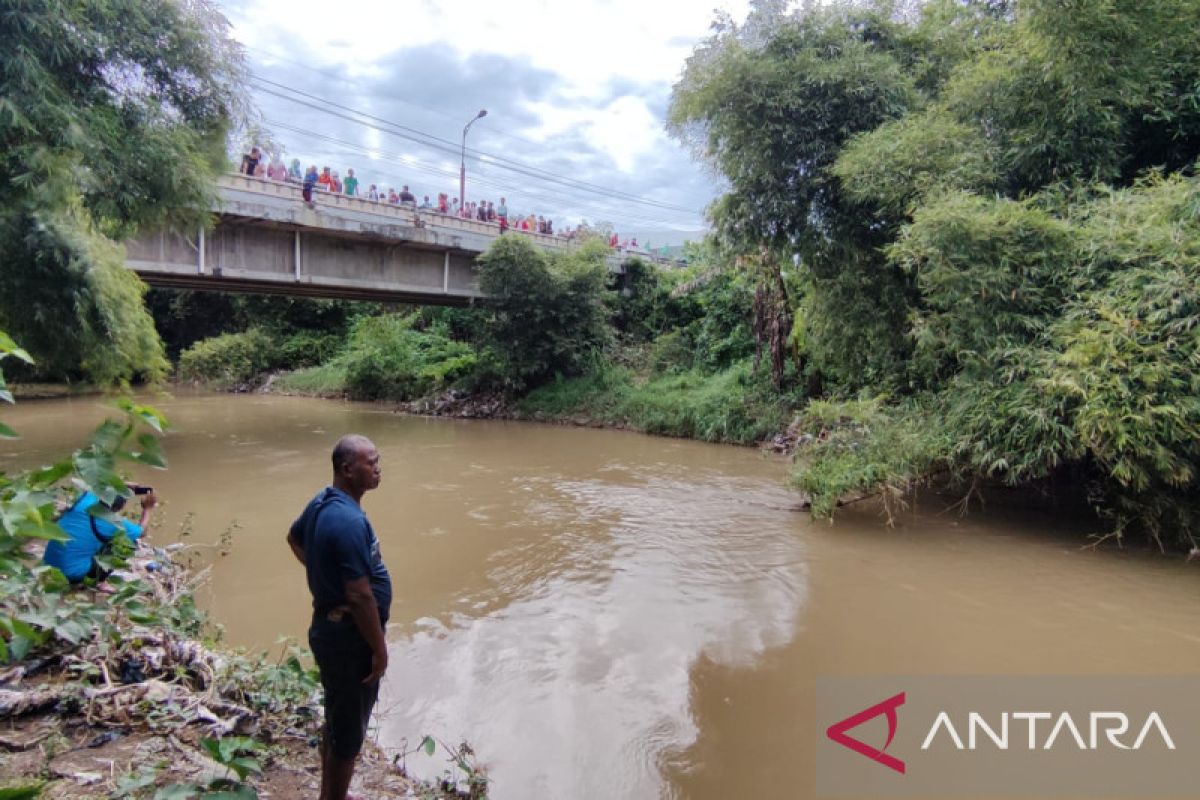 Satu anak meninggal dan satu hilang terseret sungai di Kudus